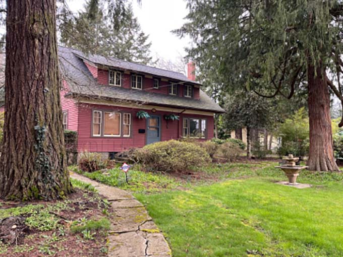 Front view of the historic Mason Farmhouse.