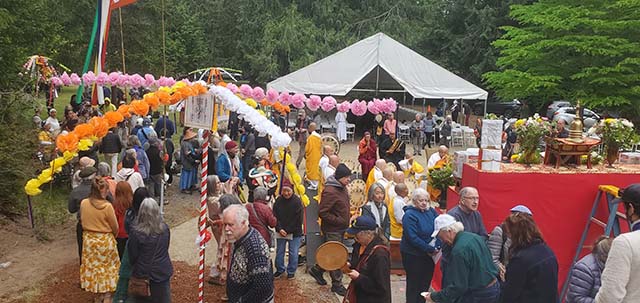 All participants circled the pagoda to share blessings