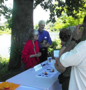 Donna Selby of Drukpa Mila Center, and Rev. Rick Davis of Unitarian Universalist Congregation of Salem, answer questions for interested mediators in the park