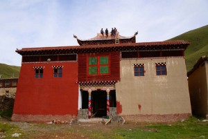 Painting the ancient Kilung temple, more than 200 years old