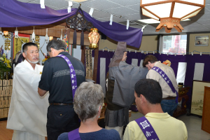 Rev. Nichiyu Hanya and Rev Zeniku Toda give kaji kito blessings