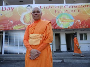 Venerable Phrakhu Manikanto Bhikkhu, abbot of the Seattle Meditation Center, beams happily. He said, I feel great to see other monks from different temples gather together for this kind of ceremony to pay our respects to the Buddha
