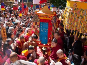 The palanquin bearing the Thudkam, the body of H.H. Dagchen Rinpoche, arriving at Sakya Monastery. On the left carrying the palanquin are H.E. Khondung Asanga Vajra Rinpoche, H.E. Dhungsey Zaya Vajra Sakya, H.E. Dhungsey Minzu Sakya. Also on the left, in glasses and dark hair, is H.E. Khondung Avikrita Vajra Rinpoche