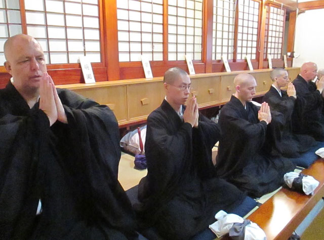 Ryuzen Robby Pellett practicing at Toshoji Zen Center in Tokyo, in 2015