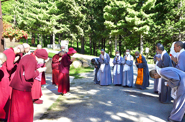 The Sravasti Abbey sangha greets the Dharma Drum Mountain sangha, on the first day of the exchange