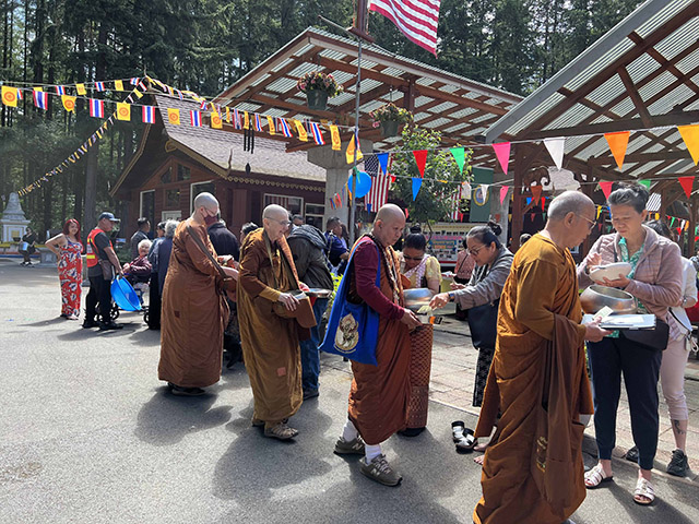 Ayyas Suvijjānā and Niyyānika Bhikkhunīs were welcomed to the  25th anniversary of Buddhangkura Buddhist Temple in Olympia