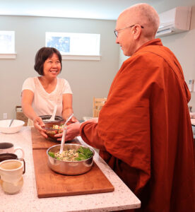 Offering a meal at Pārāyana Vihāra